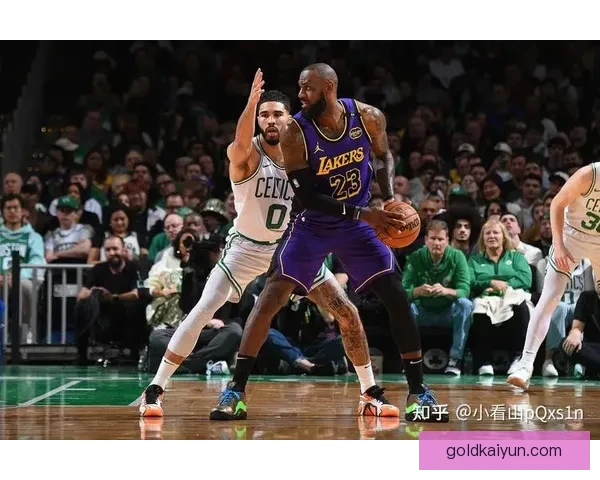 戴维斯边路站位助力球队攻防转换，展现出色战术素养持续提升